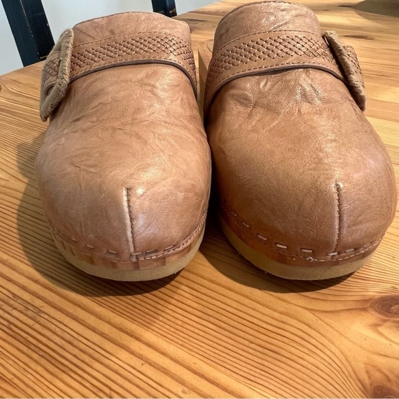 Kelsi Dagger Brooklyn Leather Carve Clogs Tan Size 8.5 JB - Picture 5 of 7